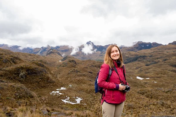 Ekvador Dağlık Bölgelerindeki Cajas Ulusal Parkı Nda Kamerasını Tutan Gülen — Stok fotoğraf