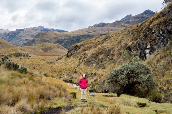 Ekvador Dağlık Bölgelerindeki Cajas Ulusal Parkı Nda Elleri Cebinde Gülümseyen — Stok fotoğraf