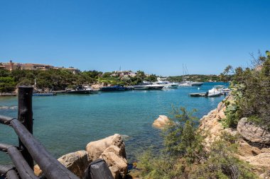 Porto Cervo manzaralı, İtalya 'nın kuzeyinde, Sardunya' da bir sahil beldesi. Sardunya Merkezi.