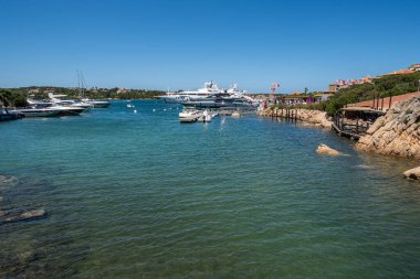 Porto Cervo manzaralı, İtalya 'nın kuzeyinde, Sardunya' da bir sahil beldesi. Sardunya Merkezi.