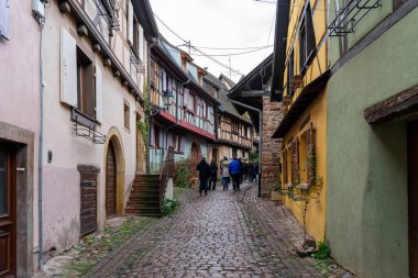 Fransa 'nın Alsace bölgesindeki Eguisheim renkli bir köy..