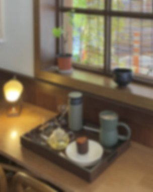 İçerisi bulanık. Kahve dükkanı ve resterant. 