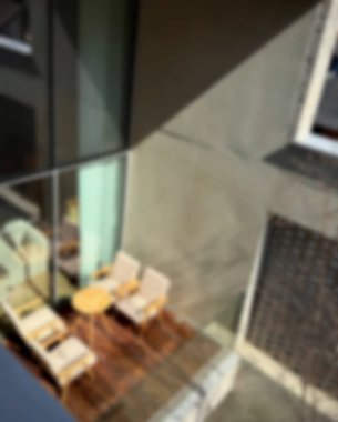 İçerisi bulanık. Kahve dükkanı ve resterant. 