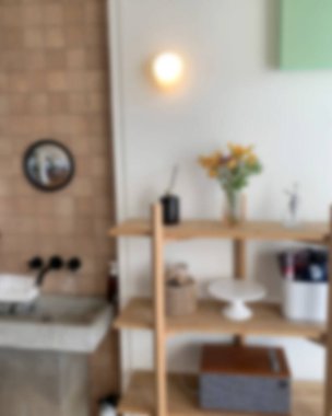 İçerisi bulanık. Kahve dükkanı ve resterant. 