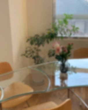 İçerisi bulanık. Kahve dükkanı ve resterant. 