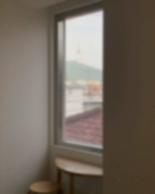 İçerisi bulanık. Kahve dükkanı ve resterant. 