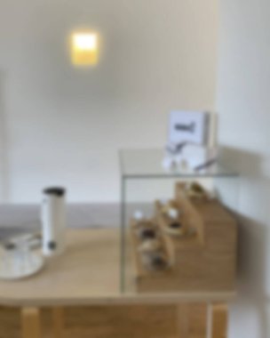 İçerisi bulanık. Kahve dükkanı ve resterant. 