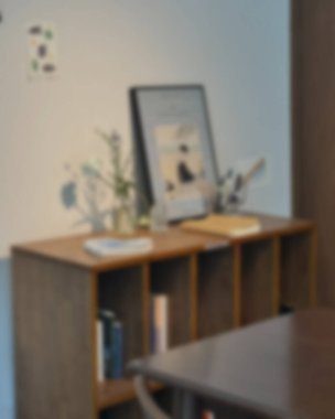 İçerisi bulanık. Kahve dükkanı ve resterant.