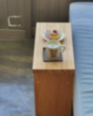 İçerisi bulanık. Kahve dükkanı ve resterant.