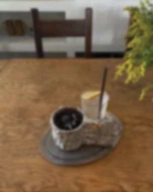 İçerisi bulanık. Kahve dükkanı ve resterant.