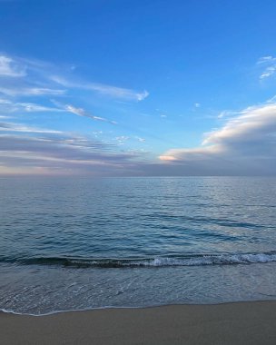 mavi gökyüzü ile güzel deniz plajı