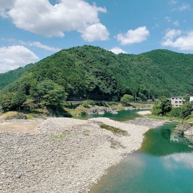 Dağlardaki nehir manzarası