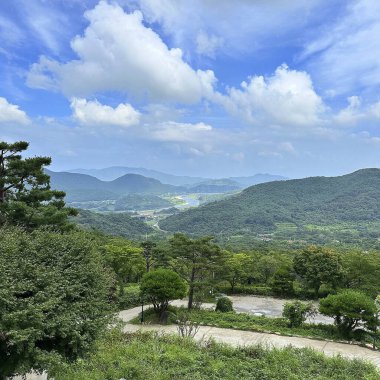 Arkasında bir dağ olan güzel bir manzara.