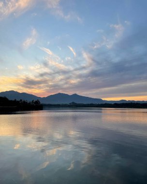 Gölün üzerinde güzel bir gün batımı