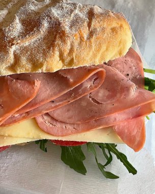 Jambonlu, peynirli ve domatesli İtalyan sandviçi.