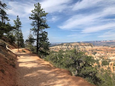 Gökyüzünün altındaki güzel bir kanyonun güzel bir görüntüsü.