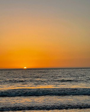 Sahilde gün doğumu