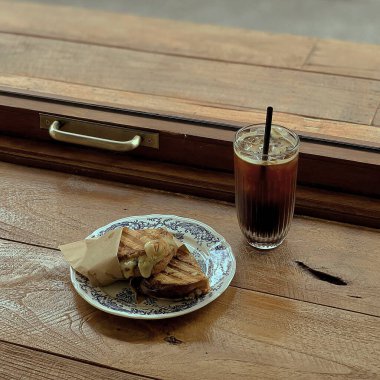 Ahşap tahta üzerinde sıcak çikolata.