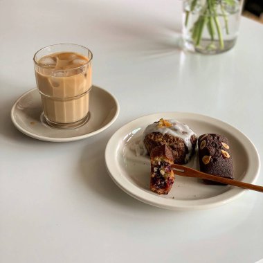 Beyaz arka planda buzlu ve sütlü kahve.