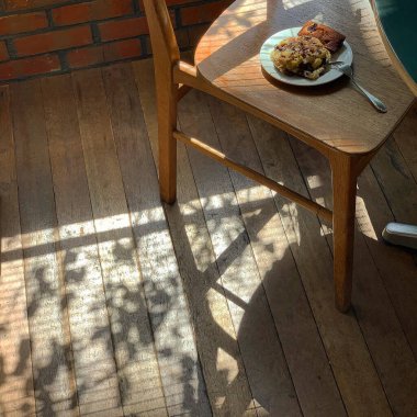 Kahve fincanı ve kahve kafede.