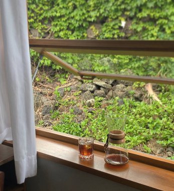 Kahve fincanı ve ahşap masa.