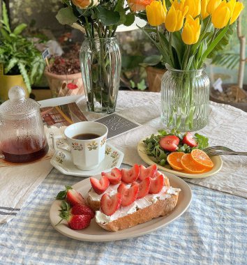 Bir fincan çay ve bir buket taze çiçekle dolu bir hayat