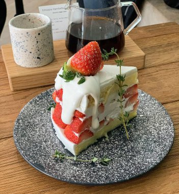 Çilekli ve yaban mersinli lezzetli bir pasta.