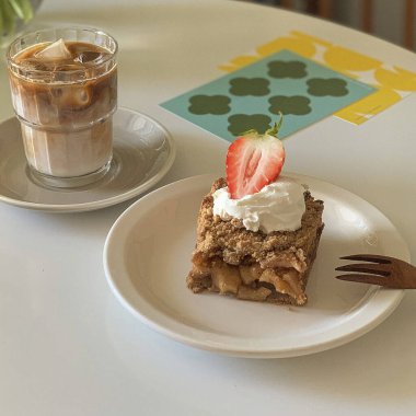 bir fincan kahve ile kek