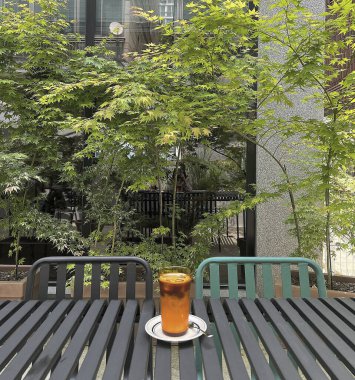 Balkonda bir bardak kahve.