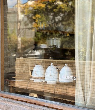 Penceresinde bardak olan cam çaydanlık.