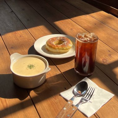 Kahve ve çay ahşap bir masada.