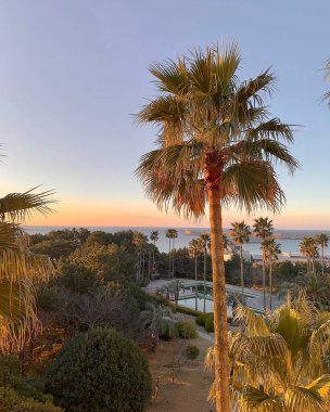 Güzel deniz manzarası ve kumsal.