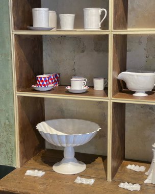 Rafta beyaz seramik sofra takımı