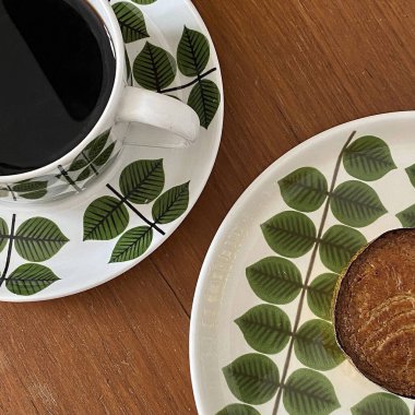 fincan kahve ve kruvasan