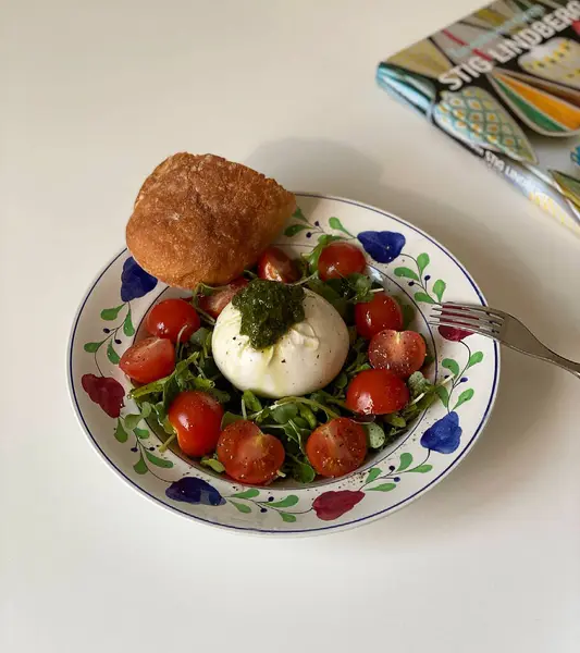 Domates ve fesleğenli taze yumurta.