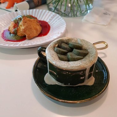 Çay ve kek ile kahve fincanı.