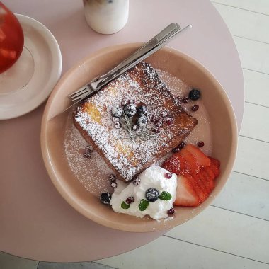 Böğürtlenli ve kremalı leziz krepler