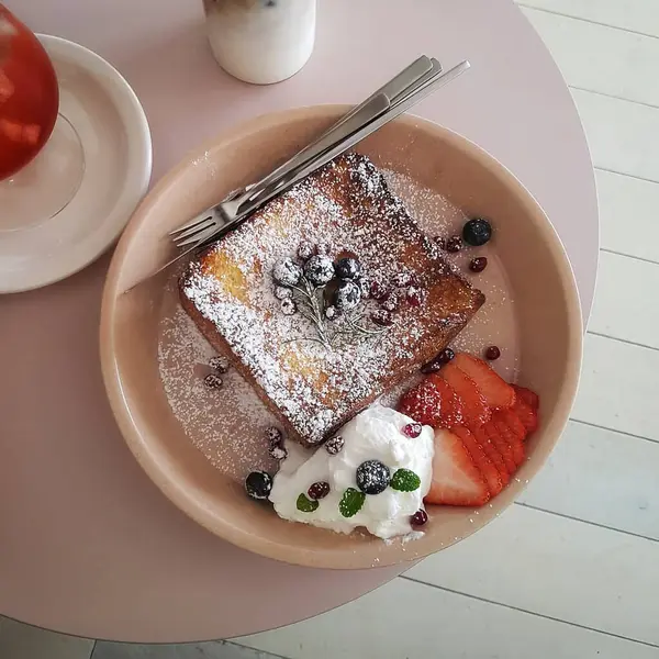 Böğürtlenli ve kremalı leziz krepler