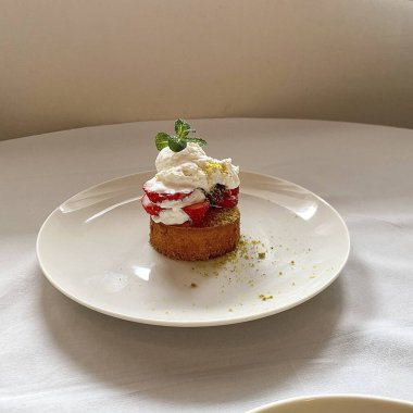 Kremalı ve meyveli kek.