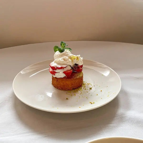 Kremalı ve meyveli kek.