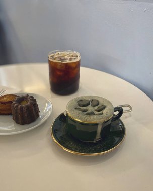 kahve ve kekler ahşap masada