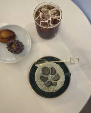 Lezzetli çikolata ve beyaz arka planda taze dondurma.