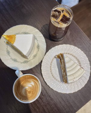 Çay ve kahveyle birlikte nefis bir pasta.