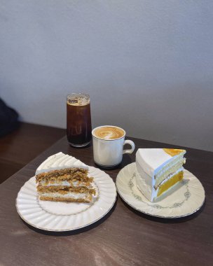 Pastayla bir fincan çay.