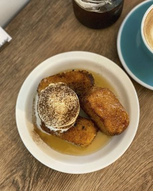 Bir fincan kahve ve lezzetli yemekler.