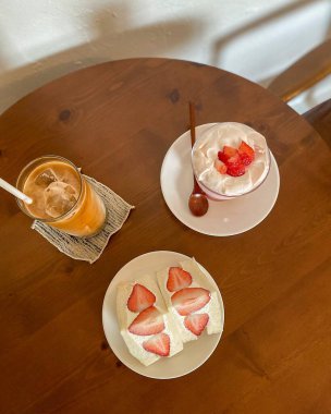 Kahve ve meyveli lezzetli bir kahvaltı.