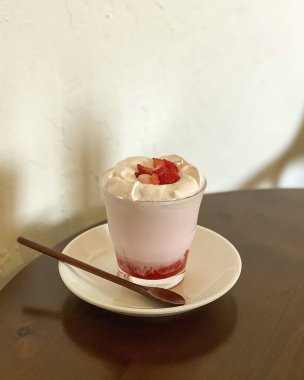 Bir bardak çilekli dondurma ve bir fincan çay.