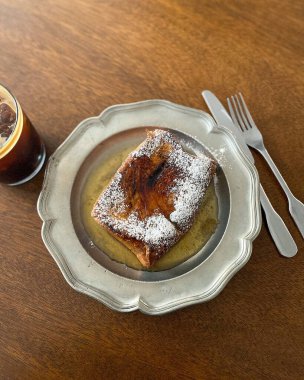 Tahta bir masada lezzetli ve taze ekmek..