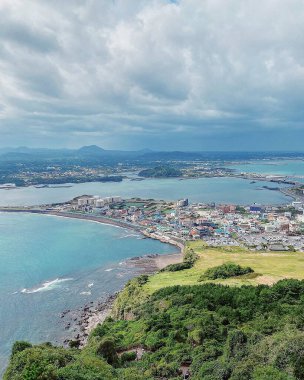 Deniz manzarası ve Yeni Zelanda adasının kıyıları.