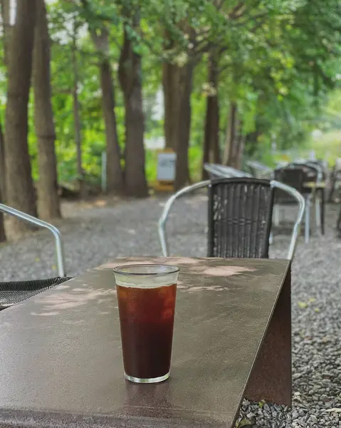 Bir bardak kahve ve bir fincan sıcak içecek.